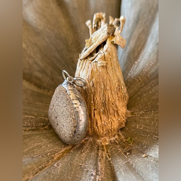 Pendant - Picture 1 of 5